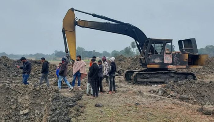 রাজশাহীতে ফের জোরপুর্বক পুকুর  খনন, ৪ এক্সেভেটরে আগুন
