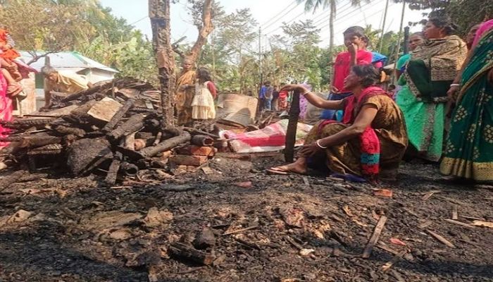 নীলফামারীতে ভয়াবহ অগ্নিকাণ্ডে ১১ পরিবারের ২৫টি ঘর পুড়ে ছাই