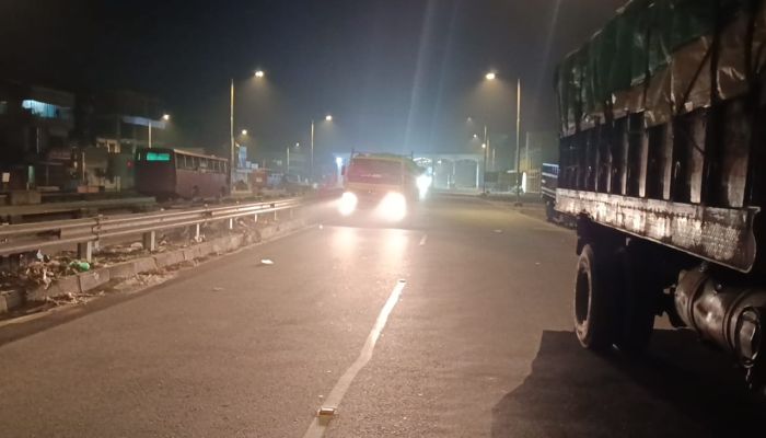 পায়রা সেতু টাকার বিনিময়ে ওভারলোড ট্রাক ছাড়ার অভিযোগ