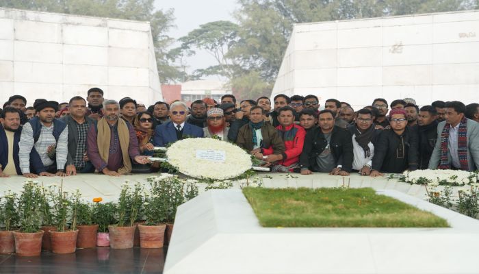 বেগম খালেদা জিয়ার কবর জিয়ারত করলেন আলতাফ হোসেন চৌধুরী