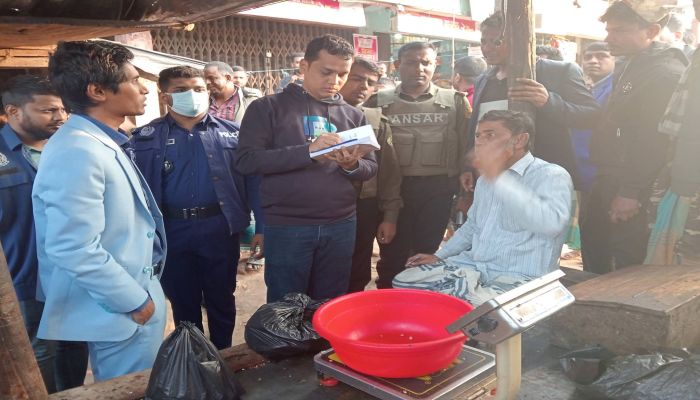 চকরিয়ার জিদ্দাবাজারে মাংস বিক্রিতে কারচুপি, ব্যবসায়ীকে ১০ হাজার টাকা জরিমানা