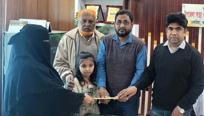 চকরিয়ায় মুমূর্ষু সাংবাদিক এস.এম হান্নান শাহ’র পাশে মানবিক সহায়তা নিয়ে দাঁড়ালেন উপজেলা স্বাস্থ্য কর্মকর্তা