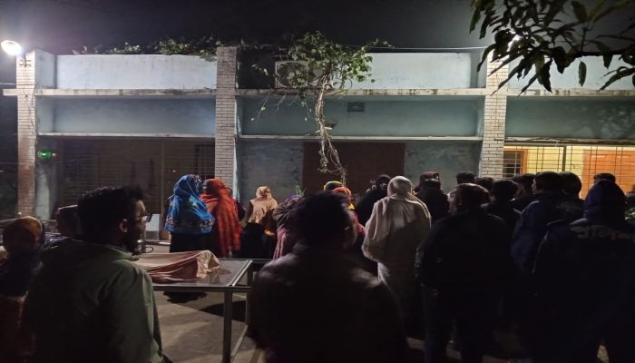 ঈশ্বরদীতে স্ত্রীকে মারধর ও বিষাক্ত ট্যাবলেট খাইয়ে হত্যার অভিযোগ স্বামীর বিরুদ্ধে 