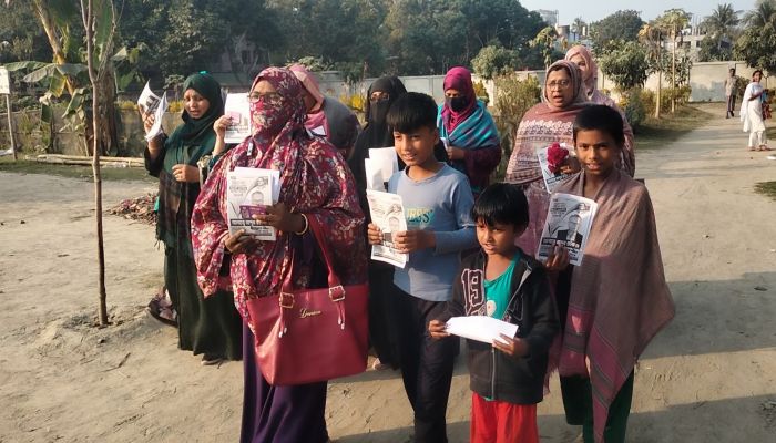 ভোট চাইতে গিয়ে মিলছে হাসি, ভোটারদের কণ্ঠে একটাই কথা—‘ধানের শীষ’