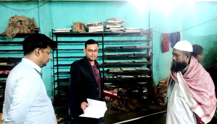 রামপালে মোবাইল কোর্টে ভাই ভাই বেকারিকে ১৫ হাজার টাকা জরিমানা