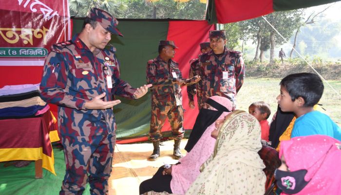 ফেনীর ছাগলনাইয়ায় বিজিবির উদ্যোগে বিনামূল্যে চিকিৎসা সেবা ও শীতবস্ত্র বিতরণ