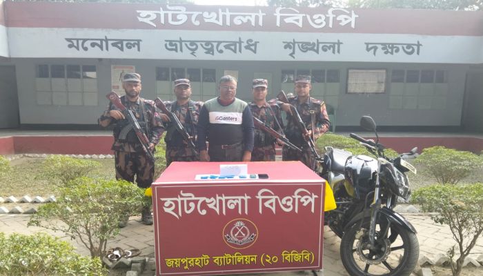 উচনা সীমান্তে মাদক কারবারি আটক