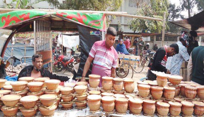 তাড়াশে ৩০০’শ বছরের ঐতিহ্যবাহী দইয়ের মেলা