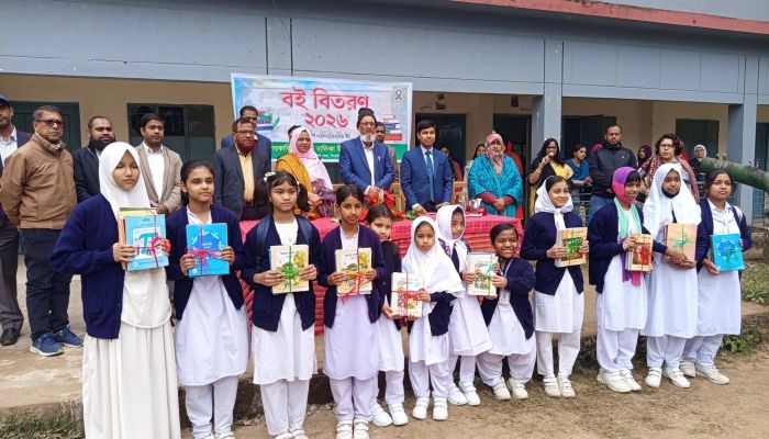 বছরের শুরুতেই পাঠ্যবই বিতরণ প্রাথমিকের সব বই মিললেও, মাধ্যমিকে ২৪ ভাগ ঘাটতি