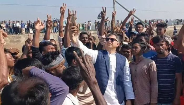 নির্বাচনী প্রচারণায় লবণ শ্রমিকদের সঙ্গে সেলফি তুললেন বিএনপি নেতা সালাহ উদ্দিন আহমদ, ভোটার মাঠে অনেকটা সাড়া ফেলেছেন 