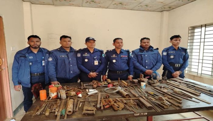 রামুর গহীন পাহাড়ে অস্ত্রের ‘মিনি কারখানা’, বিপুল সরঞ্জামসহ গুলি উদ্ধার