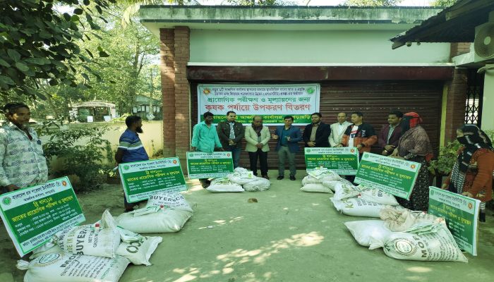 এলএসটিডি প্রকল্পের অর্থায়নে মাটিরাঙ্গায় কৃষকদের মাঝে ধান চাষের উপকরণ বিতরণ