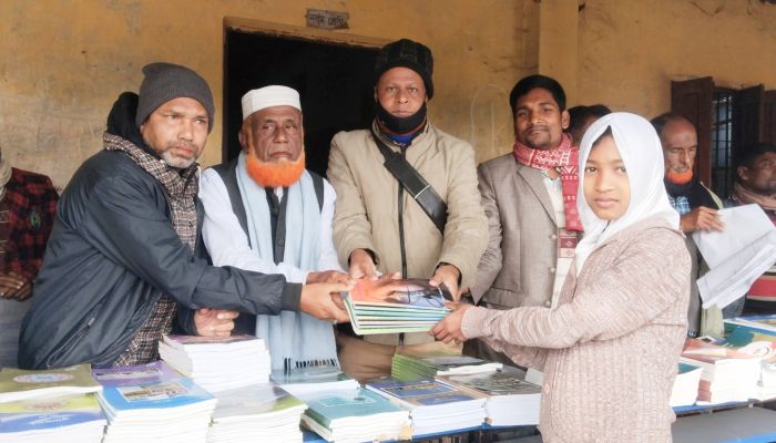 পাঁচবিবির কড়িয়া বালিকা বিদ্যালয়ে বই উৎসব