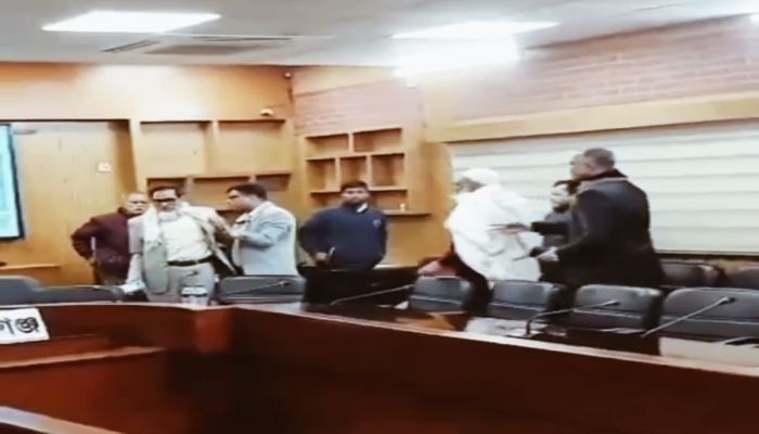 মানিকগঞ্জে মনোনয়ন বাতিলের পর স্বতন্ত্র প্রার্থীর হেনস্তার অভিযোগ