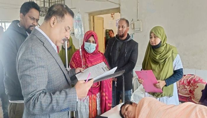 ফুলবাড়িয়া  স্বাস্থ্য কমপ্লেক্স পরিদর্শন করলেন স্বাস্থ্য পরিচালক ডাঃ প্রদীপ কুমার সাহা