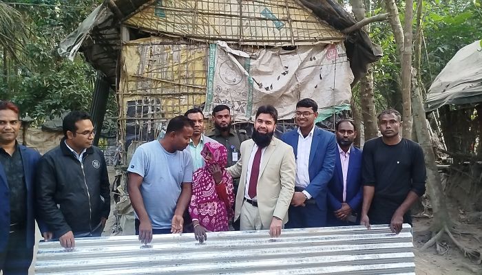 ঘরের ঢেউটিন পেয়ে কান্নায় ভেঙ্গে পড়লেন সেই আছিয়া