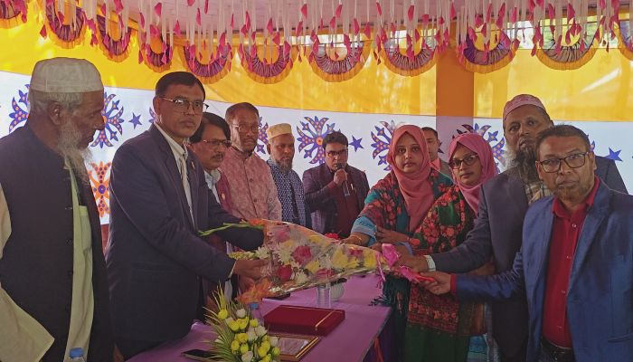 কটিয়াদীতে আলোকবর্তিকার বিদায়: প্রধান শিক্ষক ফখরুল আলমকে সংবর্ধনা