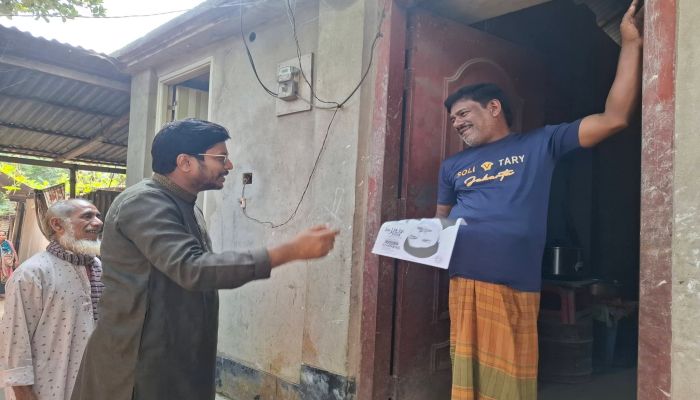 ভোটারের দ্বারে দ্বারে স্বতন্ত্র প্রার্থী শুভ