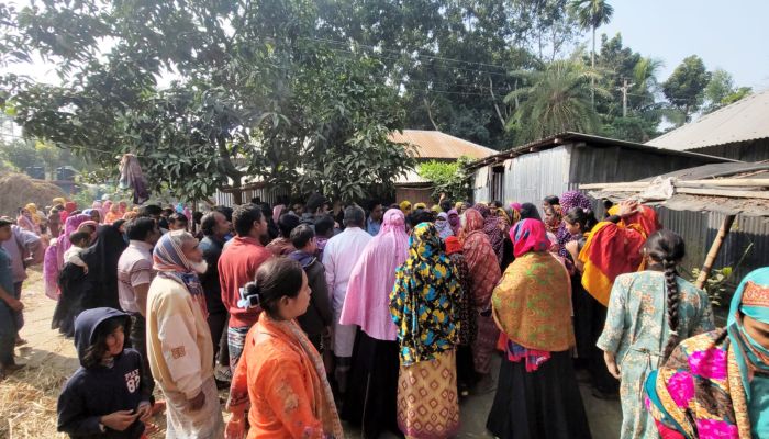 সিংড়ায় জিয়া পরিষদের নেতাকে কুপিয়ে গলা কেটে হত্যা, বিক্ষুব্ধ জনতার আগুনে পুড়ে বৃদ্ধার মৃত্যু
