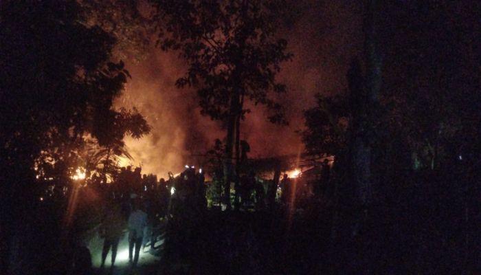 মৌলভীবাজারে আগুনে ৮ চা শ্রমিকের বসতঘর পুড়ে ছাই, জীবন বাঁচলেও রক্ষা পায়নি সহায়-সম্পদ 