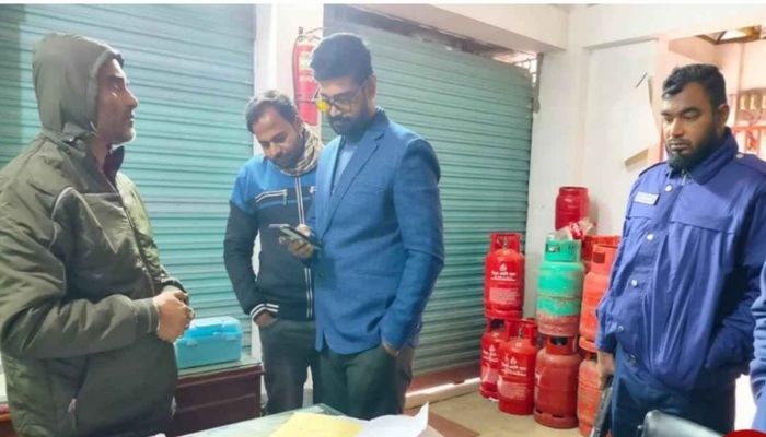 নওগাঁয় সিলিন্ডার ব্যবসায়ীকে লাখ টাকা জরিমানা
