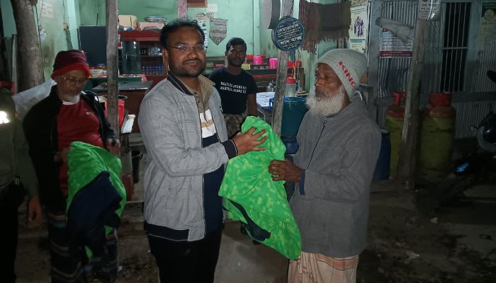 গভীর রাতে শীতার্তদের পাশে কাঁঠালিয়ার ইউএনও 
