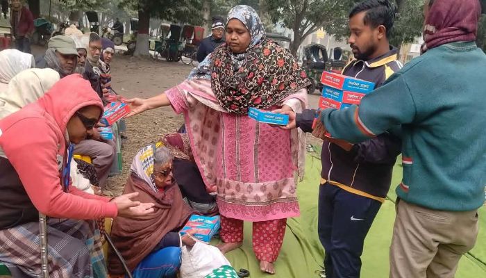 খালেদা জিয়ার মাগফিরাত কামনায় রাবিতে দুস্থদের মাঝে খাবার বিতরণ