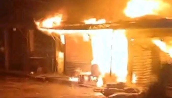 গফরগাঁও বাজারে অগ্নিকান্ডে দুই দোকান পুড়ে ছাই