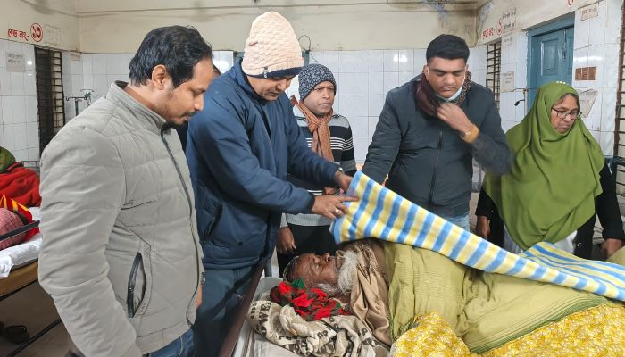 জীবননগরে রাতে হাসপাতাল ও এতিমখানায় ইউএনও কম্বল বিতরণ