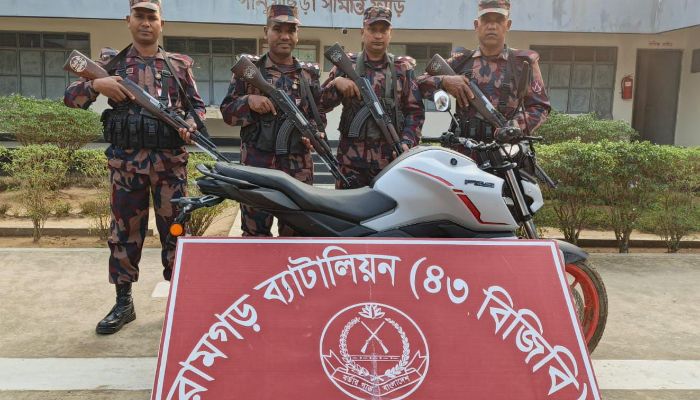 পানুয়াছড়া সীমান্তে রামগড় বিজিবির অভিযানে অবৈধ ভারতীয় মোটরসাইকেল জব্দ
