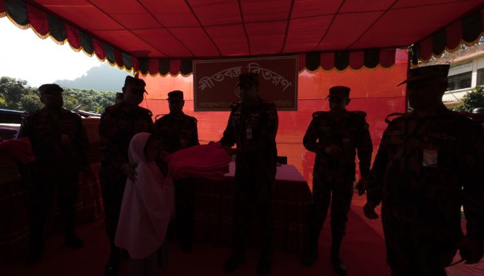 রুমায় এতিমখানার শিক্ষার্থী ও শীতার্তদের মাঝে বিজিবি’র কম্বল বিতরণ