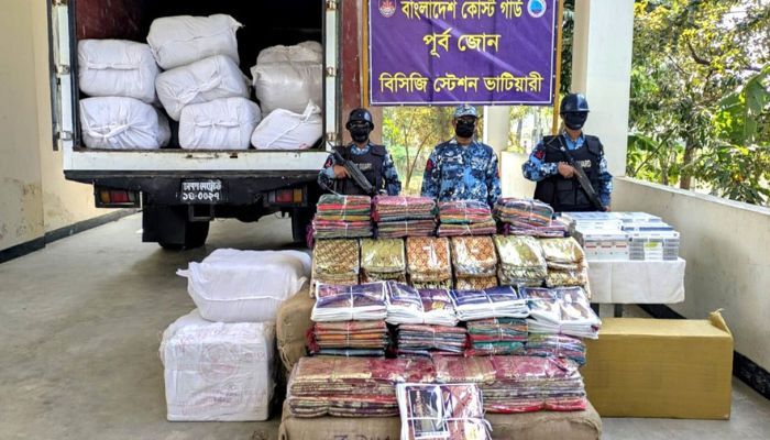 ৮ কোটি ৯২ লাখ টাকার কাপড় ও বিদেশি সিগারেট জব্দ
