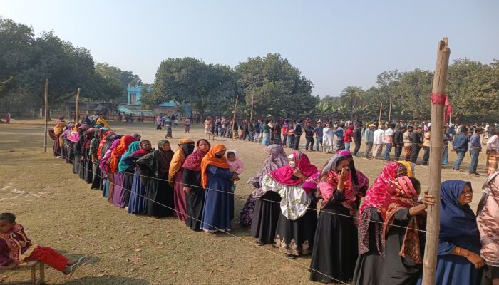 চুয়াডাঙ্গা ২ আসন: ফজরের নামাজ পড়ে লাইনে ভোটাররা