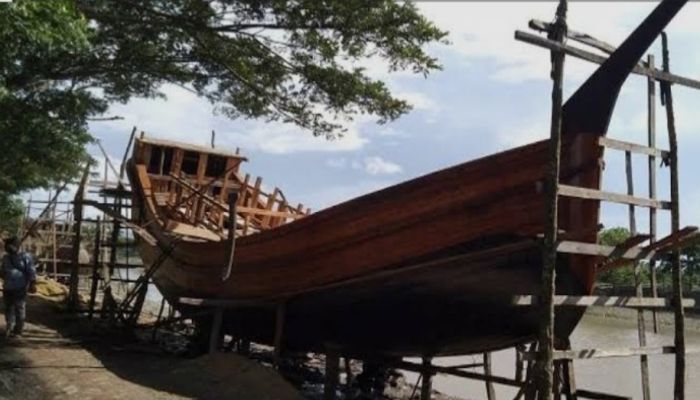 অভিজ্ঞ কারিগরদের হাতে সমৃদ্ধ ট্রলার নির্মাণ শিল্প