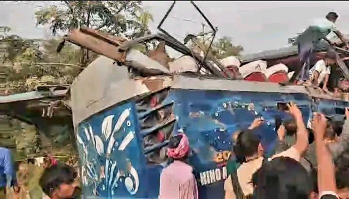 ঢাকা–আরিচা মহাসড়কে বাস ও কাভার্ডভ্যানের মুখোমুখি সংঘর্ষ