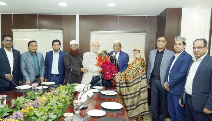 প্রফেসর ইমেরিটাস অধ্যাপক ড. চৌধুরী মাহমুদ হাসানকে হামদর্দ এমডি’র ফুলেল শুভেচ্ছা