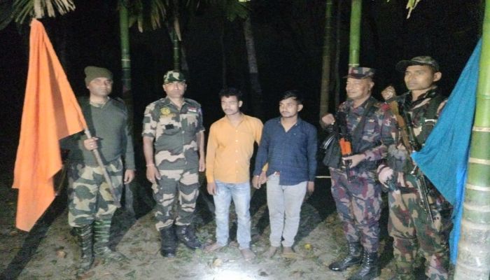 ফুলবাড়ী সীমান্তে আটকের  ভারতীয় দুই যুবককে ফেরত দিলেন বিজিবি