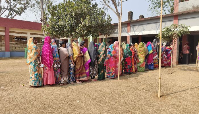 চা শ্রমিকদের স্বতঃস্ফূর্ত অংশগ্রহণে চলছে ভোটগ্রহণ