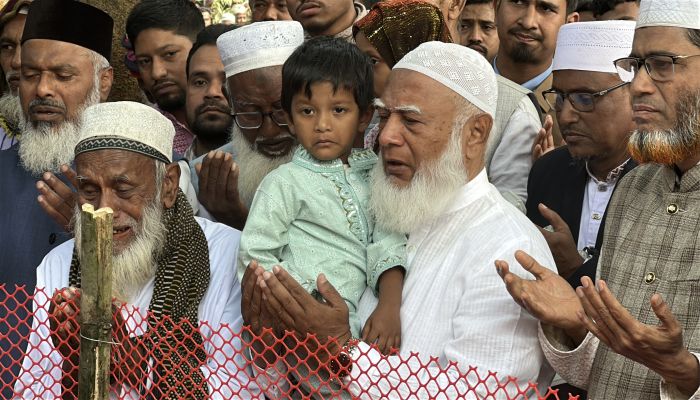 নিহত জামায়াত নেতা রেজাউলের সন্তানকে কোলে নিয়ে কবর জিয়ারত করলেন শফিকুর রহমান