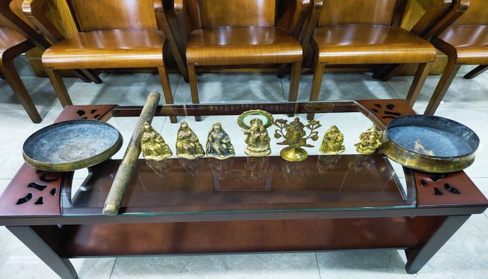 পুকুর থেকে পিতলের মূর্তি ও বাটি উদ্ধার