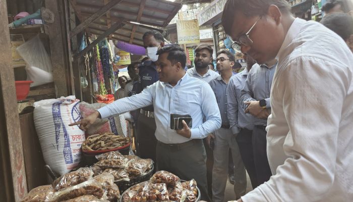 জীবননগরে বাজার মনিটরিং অভিযান ৪ প্রতিষ্ঠানকে জরিমানা