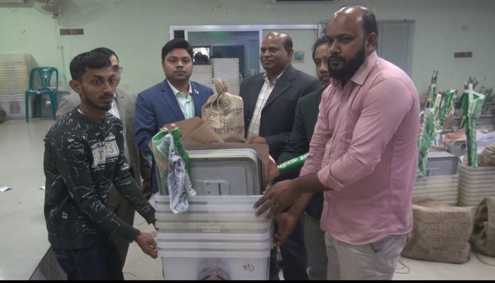  নির্বাচনী সামগ্রী বিতরণ