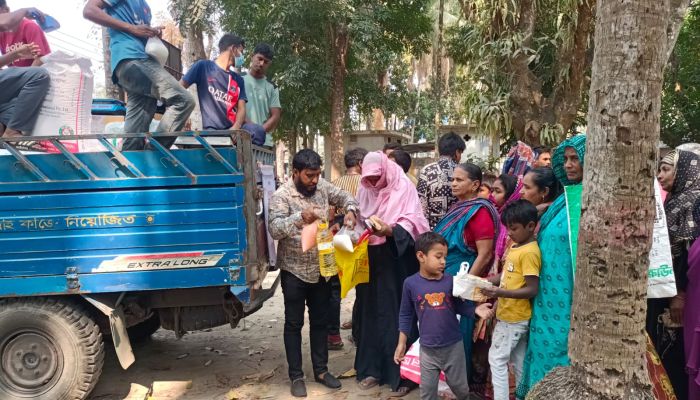 মাদারীপুরে সাশ্রয়ী মূল্যে টিসিবির পণ্য বিতরণ: রমজানে স্বস্তিতে সাধারণ মানুষ