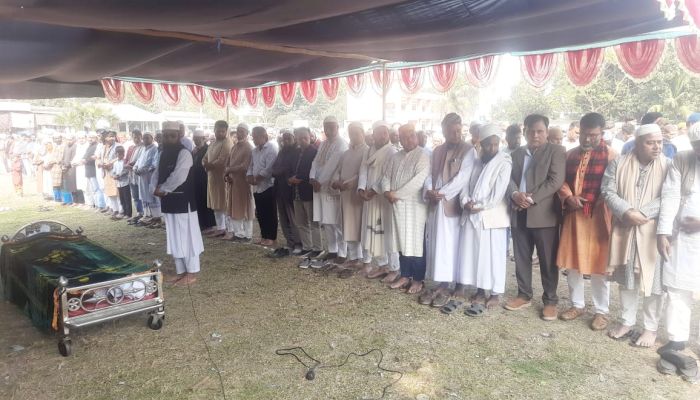 দৈনিক সংবাদ সারাবেলা-র সম্পাদকমণ্ডলীর সভাপতি ও মোহনপুর ইউপি চেয়ারম্যান কাজী মিজানের পিতা মরহুম আবুল হোসেনের জানাযায় হাজারো মানুষের ঢল: দাফন সম্পন্ন