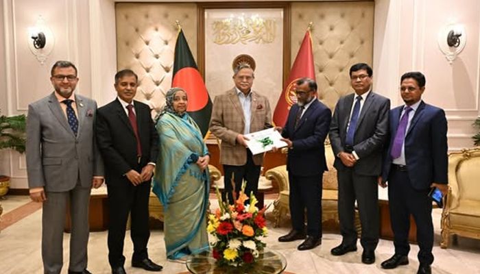 রাষ্ট্রপতির কাছে পে-কমিশন চেয়ারম্যানের প্রতিবেদন পেশ