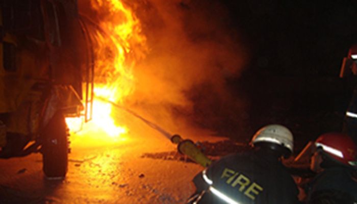 কালিয়াকৈরে মধ্যরাতে তুলার গোডাউনে আগুন