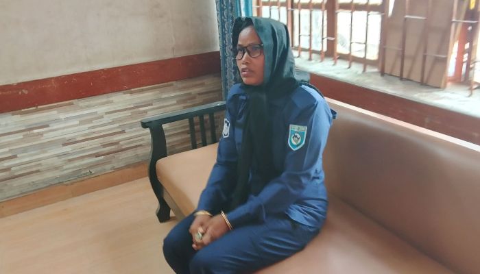 ভোটকেন্দ্রে ভুয়া নারী পুলিশ সদস্য আটক