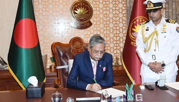 আ.লীগ সরকার পতনের দিন বঙ্গভবনে কী ঘটেছিল, জানালেন রাষ্ট্রপতি