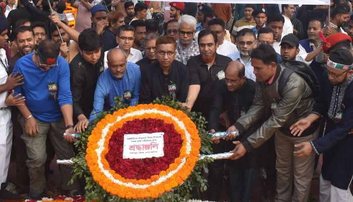 কেন্দ্রীয় শহীদ মিনারে কর্মসংস্থান ব্যাংকের শ্রদ্ধা