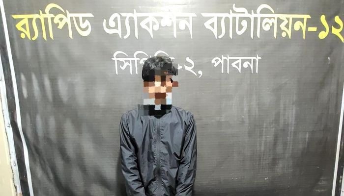 পিস্তলগুলিসহ যুবক আটক